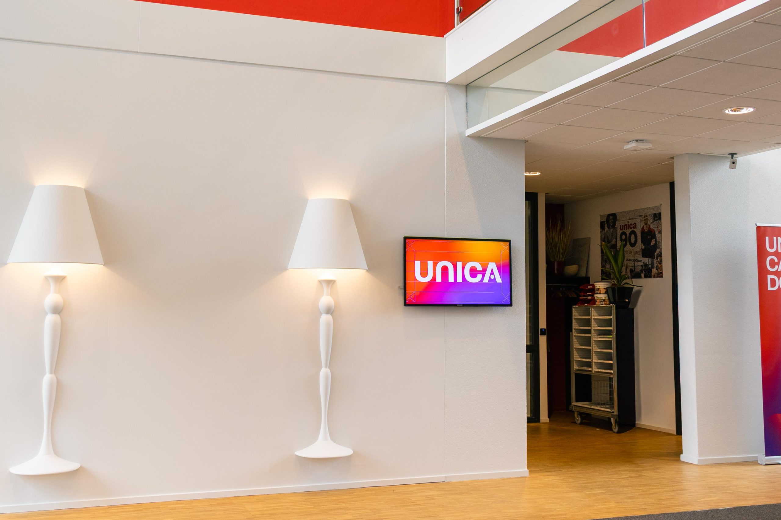 Digital signage for multiple locations at Unica - office screen DST Connect
