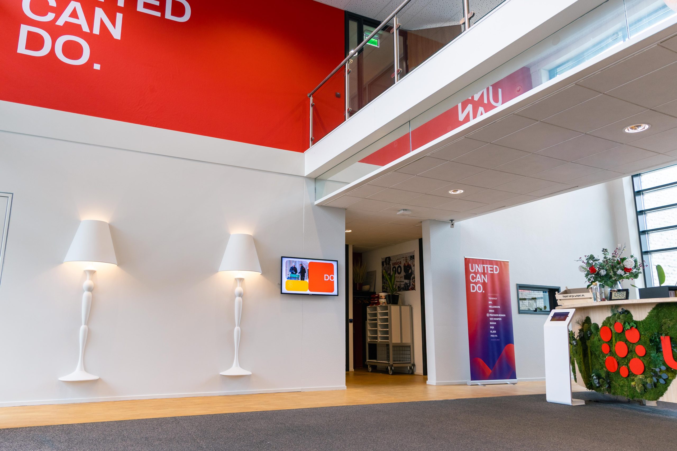 Unica digital signage screen - DST Connect internal communication