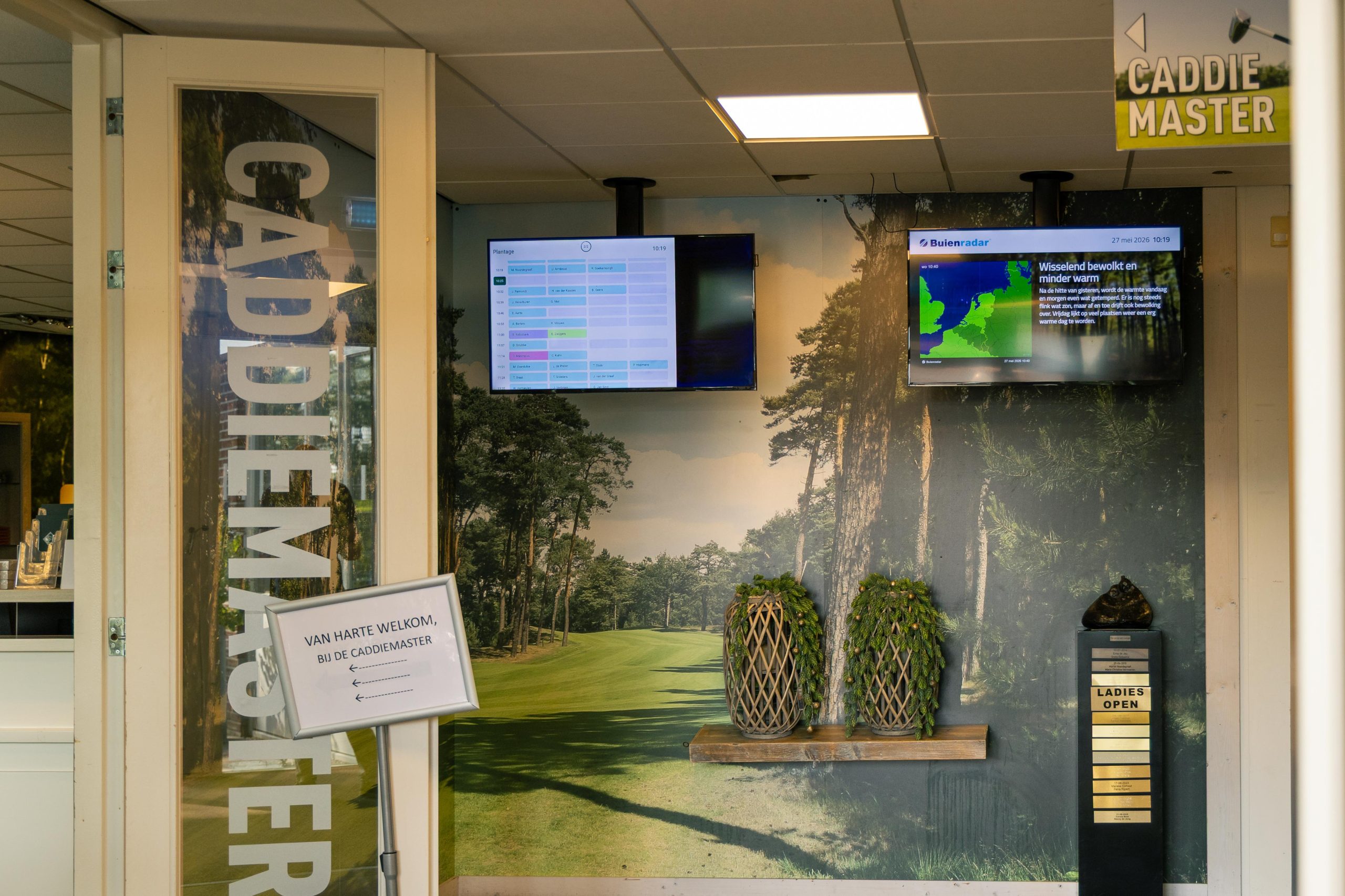 digital signage for golf clubs - entrance screens Golf Wouwse Plantage DST Connect